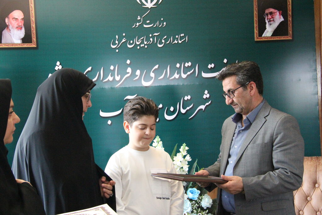 1326571 تجلیل از عضو برگزیده کانون با حضور مدیرکل و فرماندار