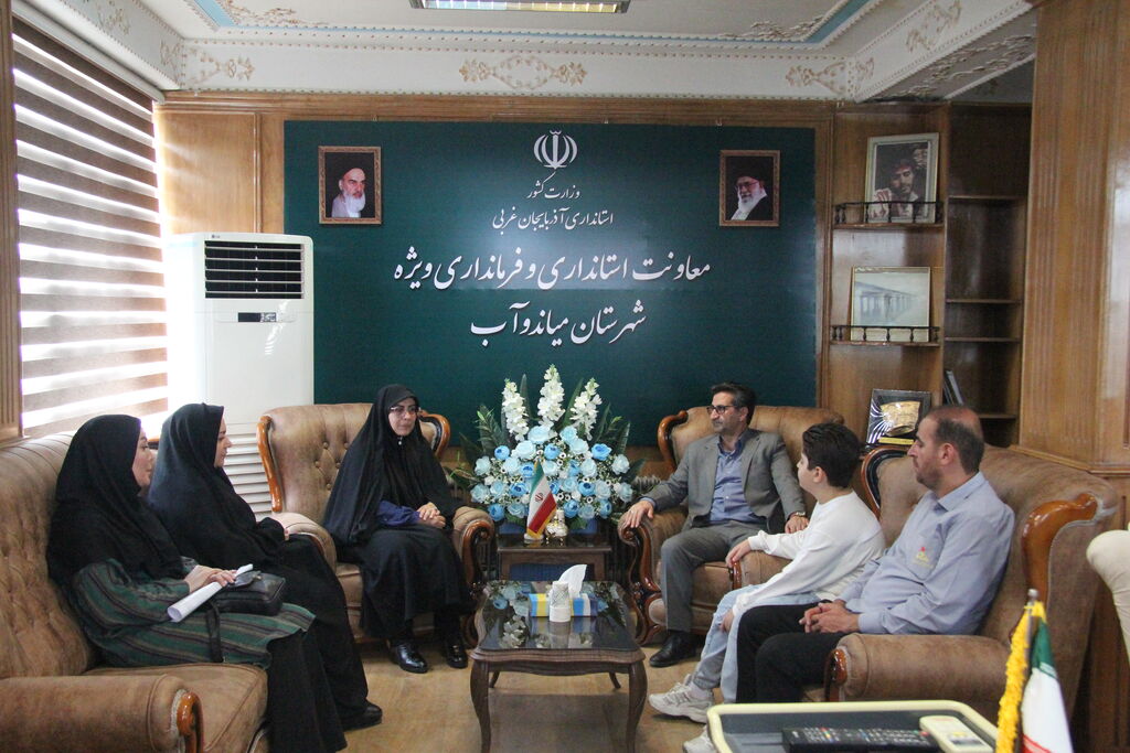 1326572 تجلیل از عضو برگزیده کانون با حضور مدیرکل و فرماندار