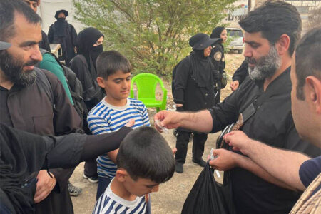 اهدای دست‌سازه‌های حسینی اعضا و مربیان مراکز کانون استان اردبیل به زائران کربلا