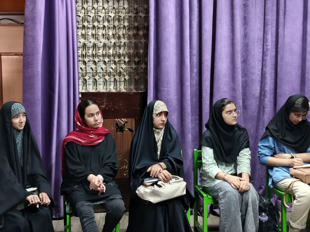 1327010 برگزاری صد و شصت و پنجمین نشست انجمن ادبی آفتاب با محوریت شعر