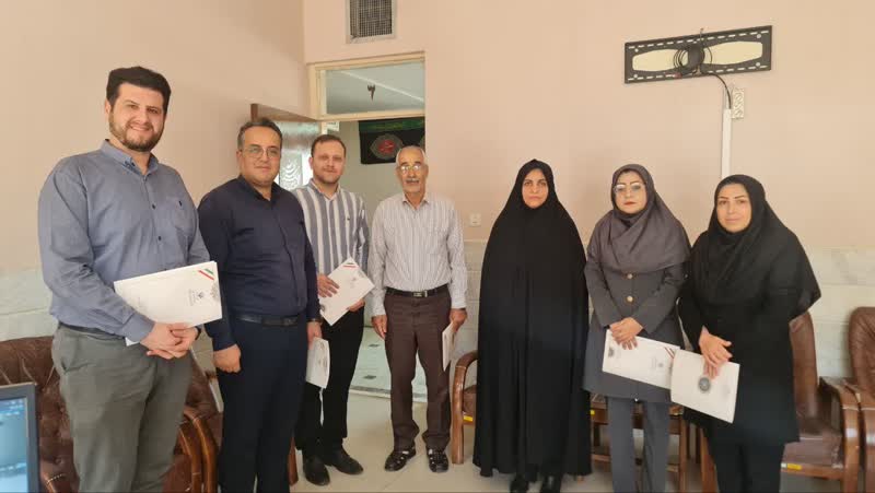 1327452 تقدیر از مربی مسئول کانون استان مرکزی در شهر خمین