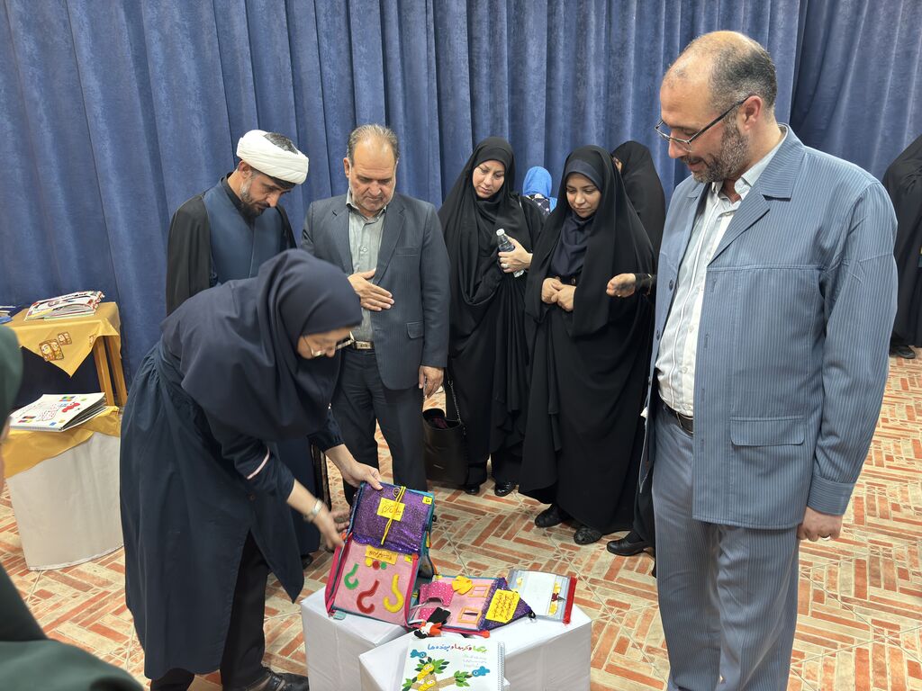 1327483-1 کتابهای حسی و لمسی به مشهد رسید