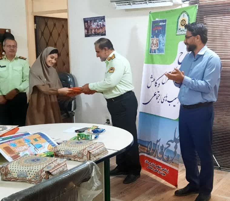 1327880 برگزیدگان مرحله استانی مسابقه ی نقاشی ملی جشنواره گوهرهای فاطمی استان هرمزگان تجلیل شدند