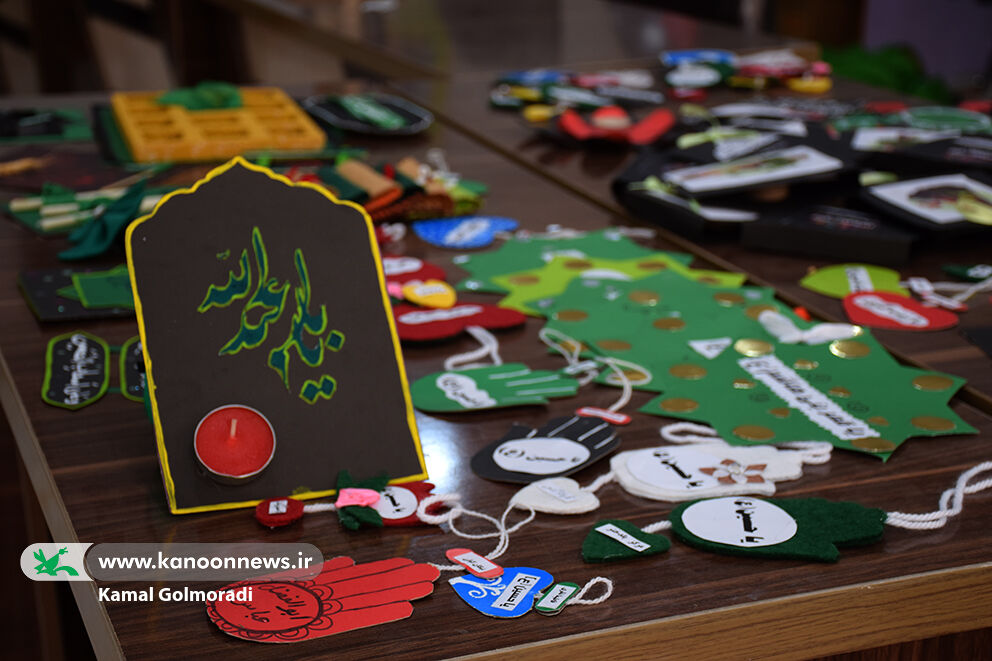 اهدای دست‌سازه‌های حسینی اعضای کانون لرستان به زائران اربعین