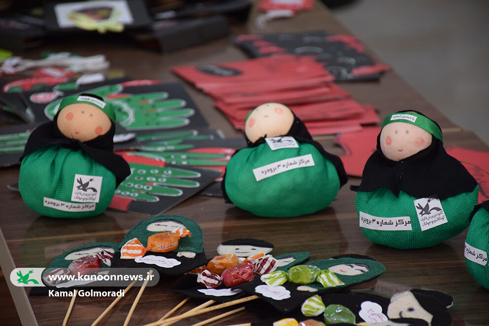 اهدای دست‌سازه‌های حسینی اعضای کانون لرستان به زائران اربعین