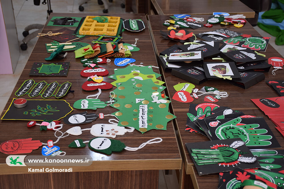 اهدای دست‌سازه‌های حسینی اعضای کانون لرستان به زائران اربعین