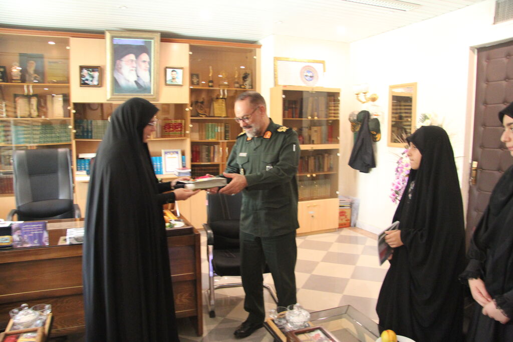 1328139 کودکان آذربایجان غربی از حافظان وطن تقدیر کردند