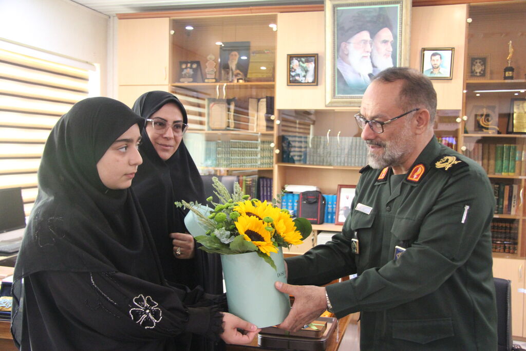 1328140 کودکان آذربایجان غربی از حافظان وطن تقدیر کردند