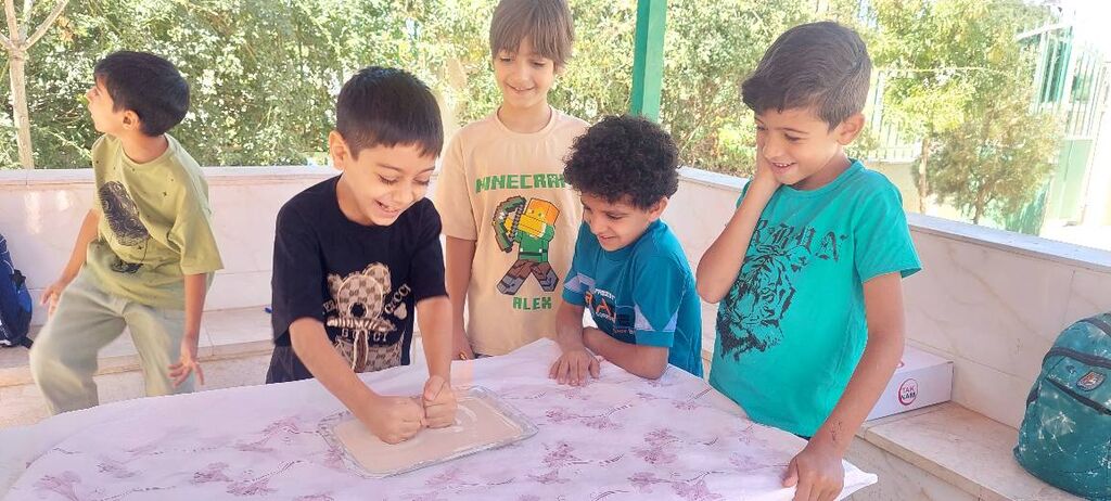 1328195 آموزش مفاهیم علمی پیچیده در کارگاه «آزمایشگر کوچک» کانون صفاشهر