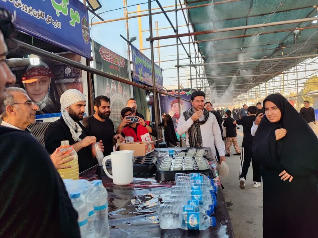 1328206 بازدید امامجمعه ایلام و سارا فلاحی از موکب حضرت قاسم(ع) در مسیر زائران اربعین