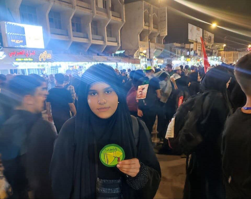 1328532 دستسازههای اربعینی کانون کرمانشاه در دست زائران از مرز خسروی تا کربلا