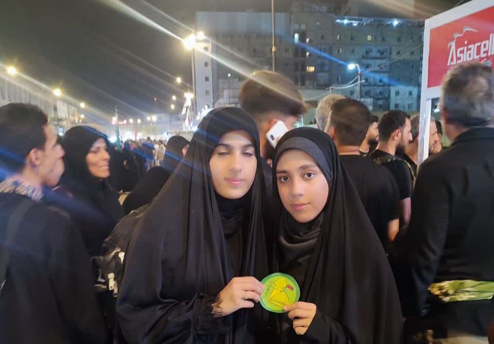 1328533 دستسازههای اربعینی کانون کرمانشاه در دست زائران از مرز خسروی تا کربلا