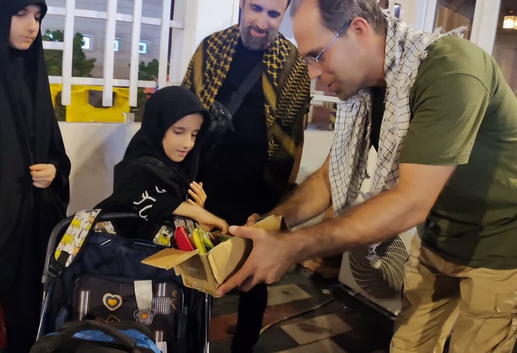 1328534 دستسازههای اربعینی کانون کرمانشاه در دست زائران از مرز خسروی تا کربلا