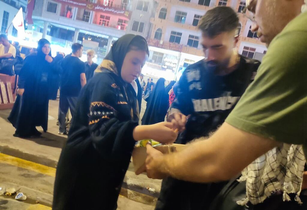 1328535 دستسازههای اربعینی کانون کرمانشاه در دست زائران از مرز خسروی تا کربلا