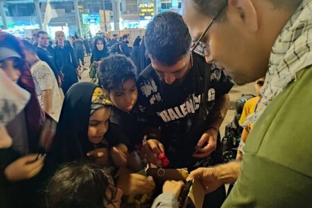 دست‌سازه‌های اربعینی کانون کرمانشاه در دست زائران از مرز خسروی تا کربلا