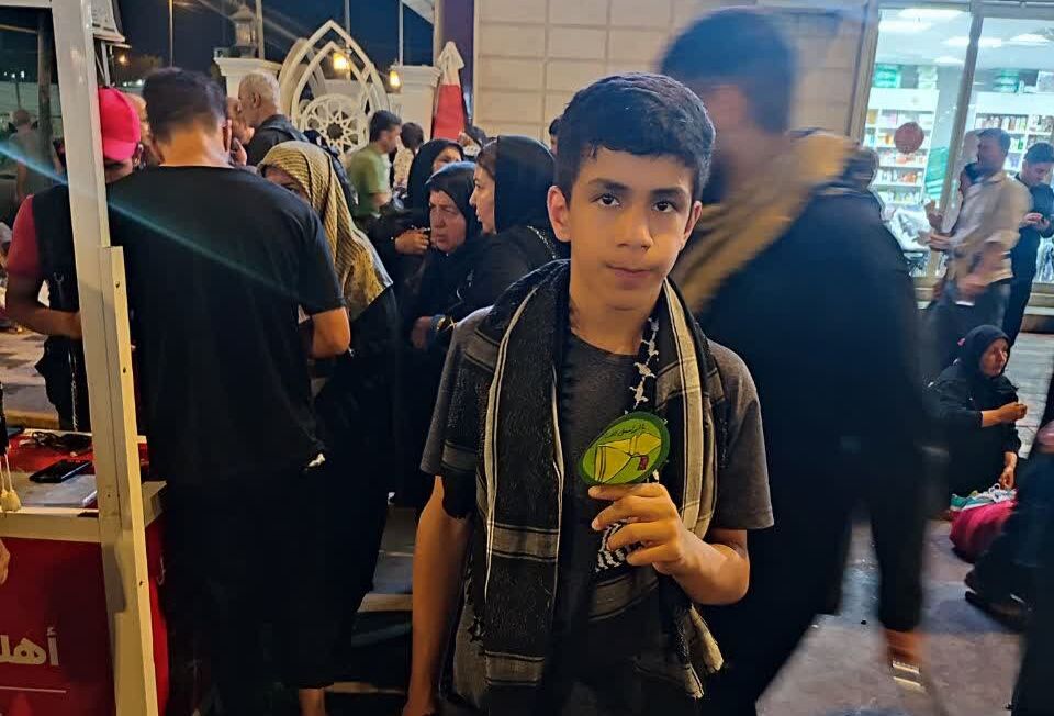 1328538 دستسازههای اربعینی کانون کرمانشاه در دست زائران از مرز خسروی تا کربلا