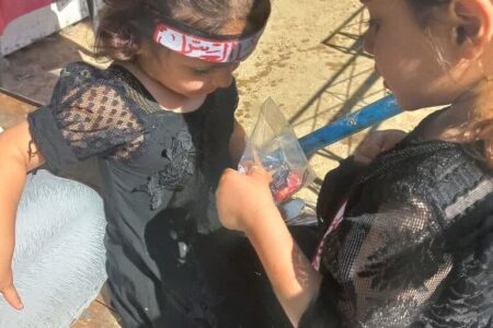 عضو ارشد کانون کرمانشاه دست‌سازه‌های اربعینی را به دست زائران آن‌سوی مرزها رساند