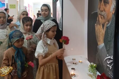 ادای احترام اعضای کانون پرورش فکری کودکان و نوجوانان بیرجندی به استاد فرشچیان