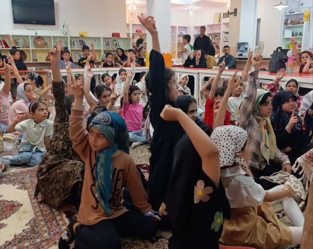 1329043 ادای احترام اعضای کانون پرورش فکری کودکان و نوجوانان بیرجندی به استاد فرشچیان