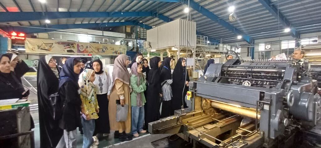1329249 بازدید خبرنگاران کانون همدان از بزرگترین مرکز چاپ و بسته بندی غرب کشور