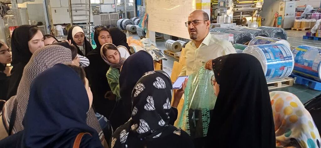 1329253 بازدید خبرنگاران کانون همدان از بزرگترین مرکز چاپ و بسته بندی غرب کشور