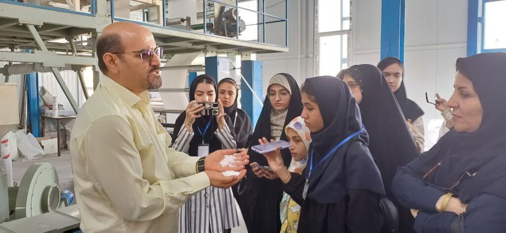 1329255 بازدید خبرنگاران کانون همدان از بزرگترین مرکز چاپ و بسته بندی غرب کشور