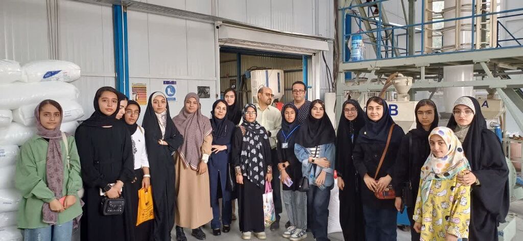 1329256 بازدید خبرنگاران کانون همدان از بزرگترین مرکز چاپ و بسته بندی غرب کشور