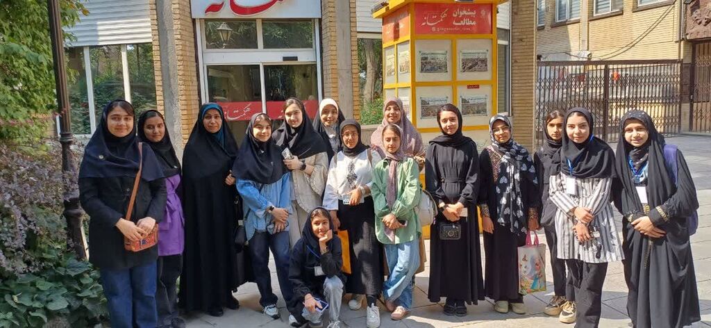 1329257 بازدید خبرنگاران کانون همدان از بزرگترین مرکز چاپ و بسته بندی غرب کشور