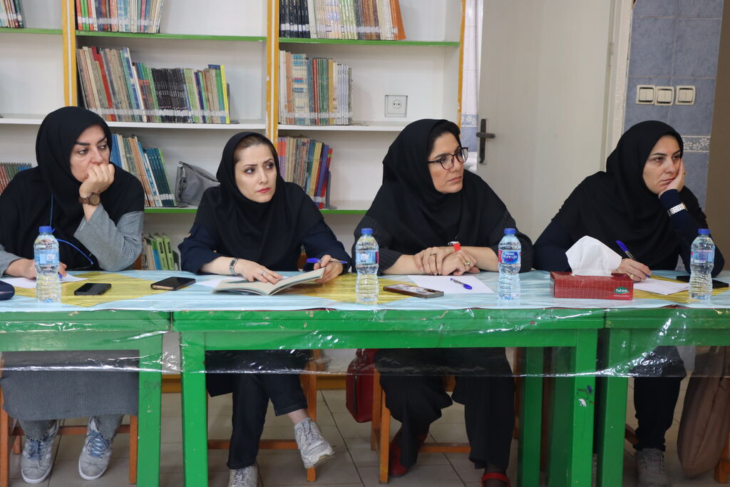 1329433-1 نقد و بررسی کتاب «شیشه عطر خدا» در کانون تهران