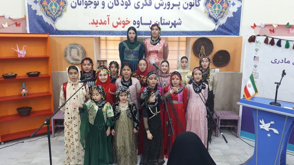 1329456-1 دومین جشنواره سرزمین مادری در مرکز پاوه