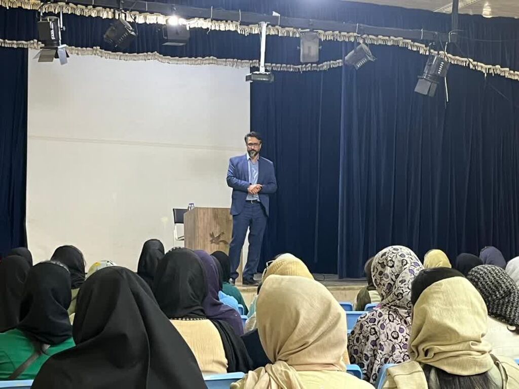 1329565 برگزاری جلسه هماندیشی کانون زبان استان هرمزگان با والدین زبانآموزان جدیدالورود