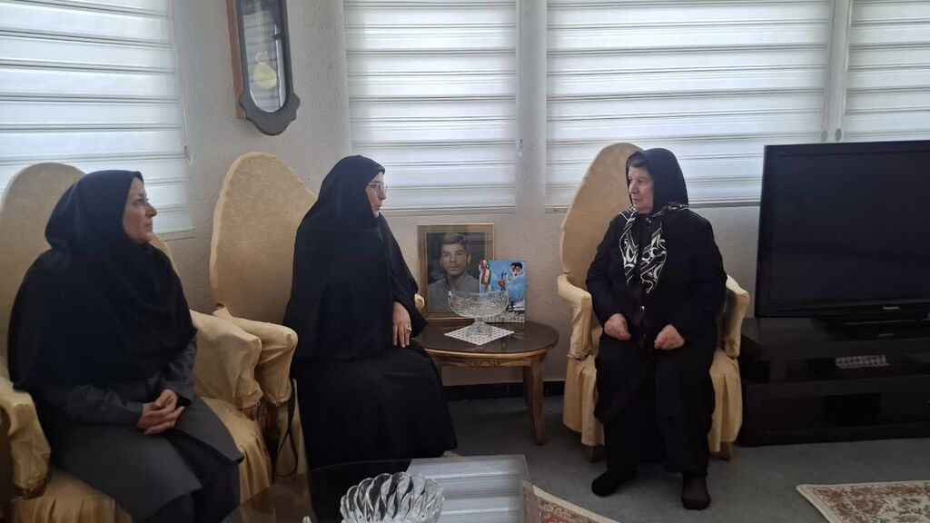 1329827 انتقال فرهنگ ایثار شهدا به نسل نو رسالت کانون است