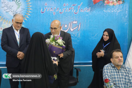 کانون استان یزد به نیابت کودکان و نوجوانان از مدیرکل آموزش و پرورش تجلیل کرد