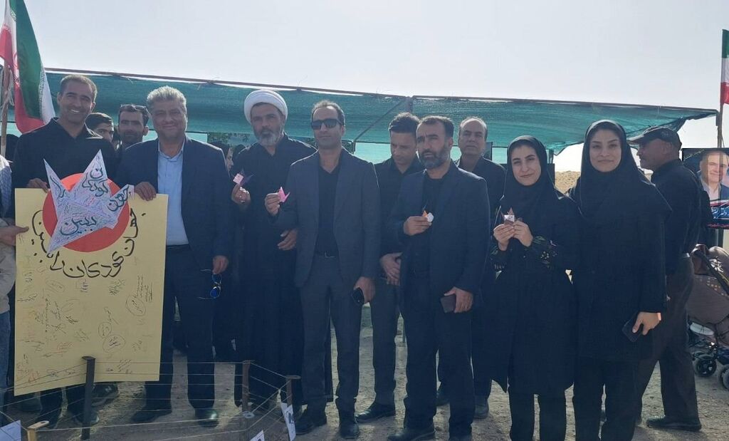 1329920-1 درناهای صلح و لالههای حسینی در مسیر پیادهروی اربعین