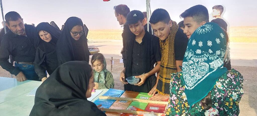 1329922-1 درناهای صلح و لالههای حسینی در مسیر پیادهروی اربعین