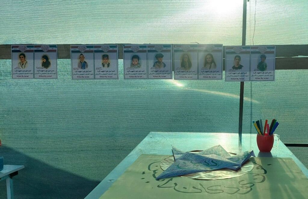 1329925-1 درناهای صلح و لالههای حسینی در مسیر پیادهروی اربعین