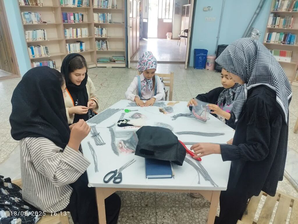 1329937 دستبافتهای خلاقانه در کارگاه مکرومه کانون بیارجمند