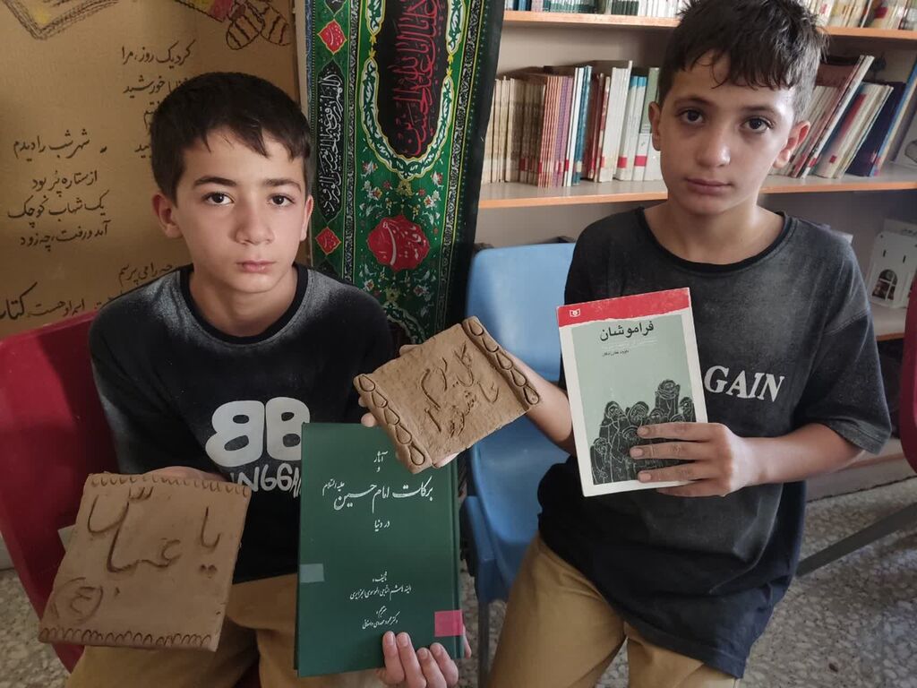 1329938 کتیبههای کتابهای عاشورایی در دستان نونهالان کانون میامی