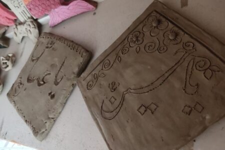 کتیبه‌های کتاب‌های عاشورایی در دستان نونهالان کانون میامی