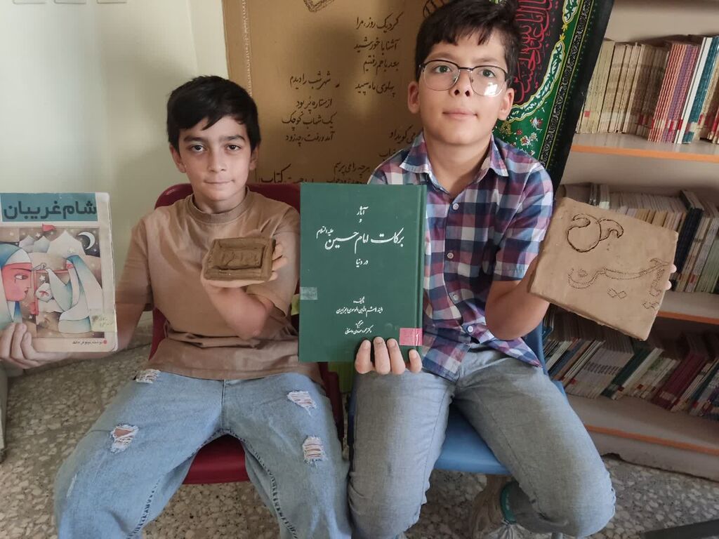 1329940 کتیبههای کتابهای عاشورایی در دستان نونهالان کانون میامی