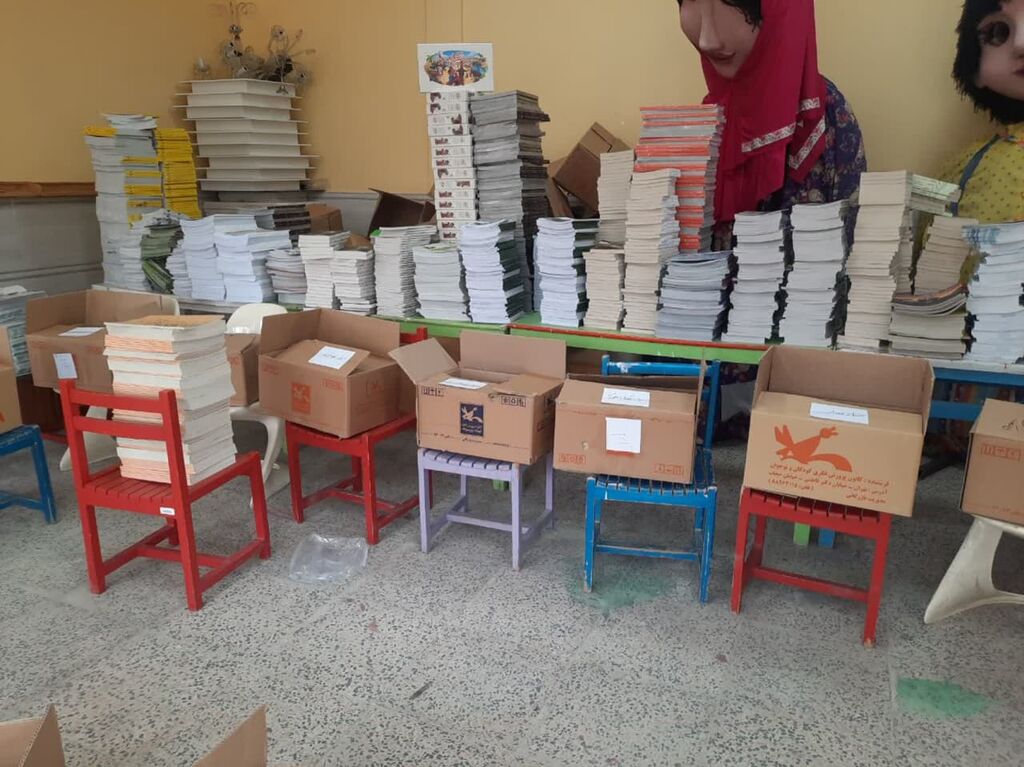 1329941 توزیع 1000 جلد کتاب در مراکز کانون استان همدان