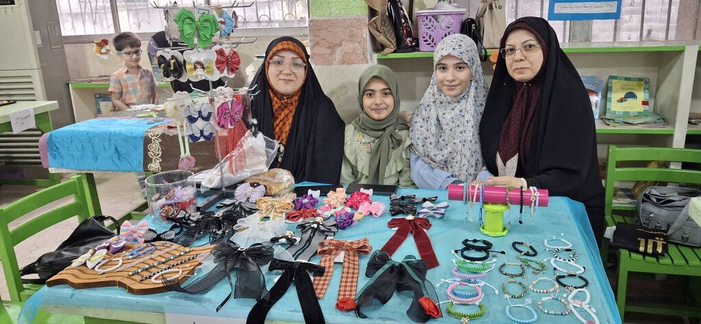 1330053 عرضه تولیدات هنری و فرهنگی کودکان و نوجوانان نوشهر در بازارچه صنایع کوچک