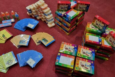 بسته‌های هدیه و جوایز فرهنگی راهی ۸ مرکز سیار استان شد