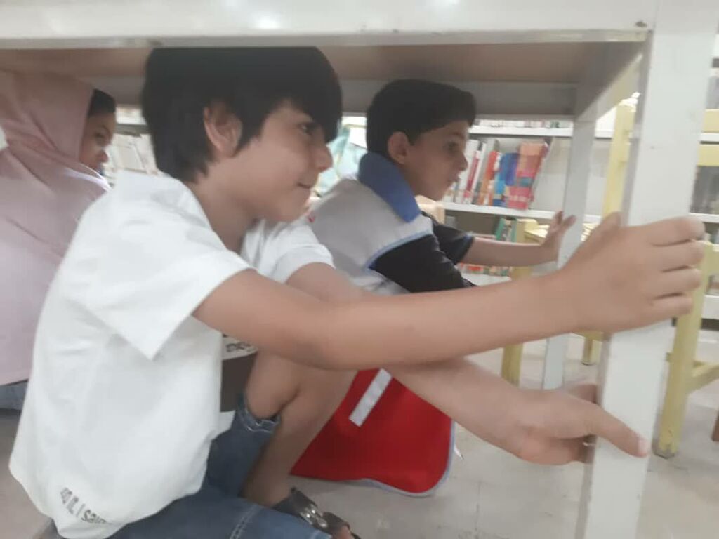 آشنایی اعضا کودک کانون پرورش فکری کودکان و نوجوانان بندرلنگه با مفهوم ایمنی در مقابل زلزله