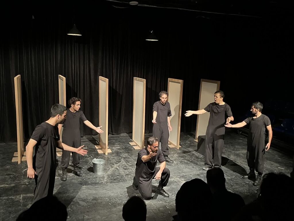 1330567 نوجوانان مجتمع آفرینش کرمانشاه به تماشای نمایش «اسب حیوان عجیبیست» نشستند