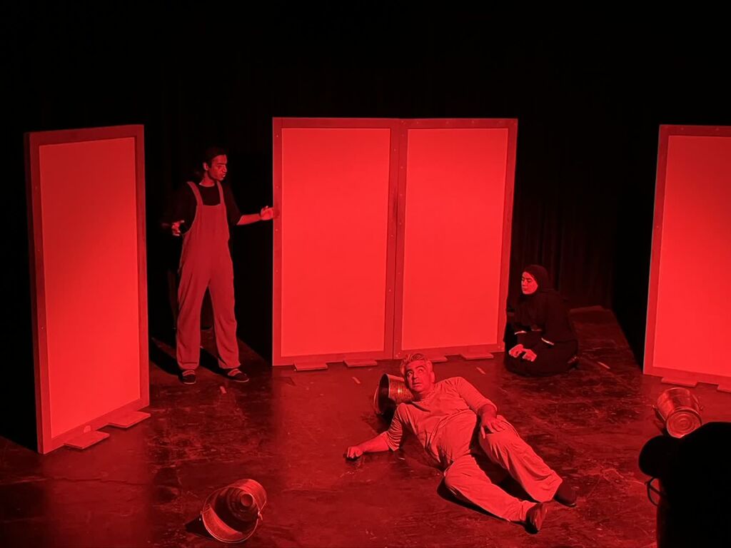 1330569 نوجوانان مجتمع آفرینش کرمانشاه به تماشای نمایش «اسب حیوان عجیبیست» نشستند