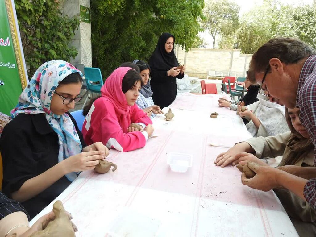 1330744 کارگاههای هنری دراردوی فرهنگی ـ تربیتی ایلام