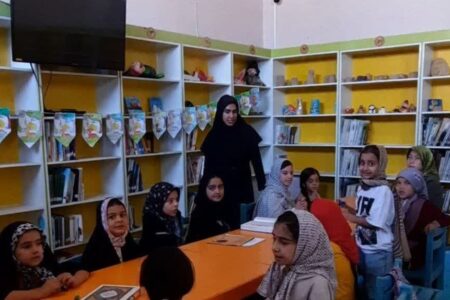 اجرای طرح زندگی با آیه ها با حضور فرزند شهید در کانون شهر نراق