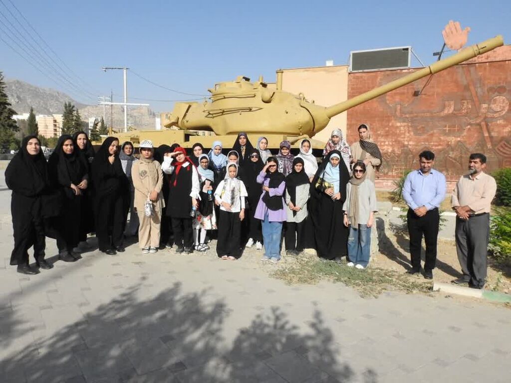 1330750 بازدیداعضای کانون استان ایلام ازموزه دفاع مقدس درجریان اردوی فرهنگی ـ تربیتی "ایلام ما"