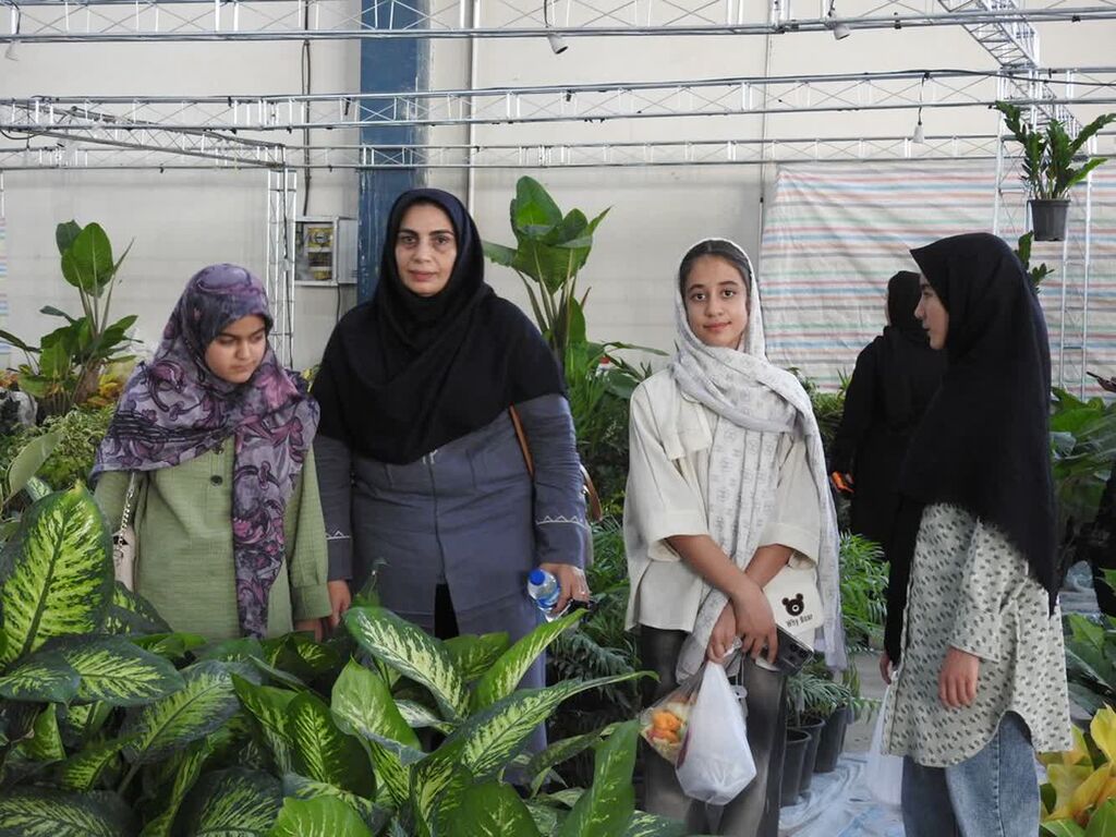 1330832 بازدید از نمایشگاه گل وگیاه دراردوی استانی کانون